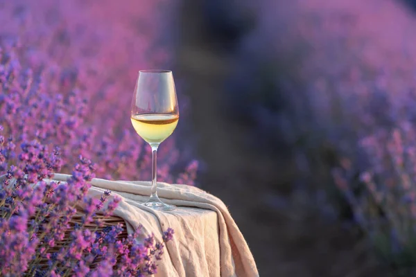 Ein Glas Weißwein Einem Lavendelfeld Veilchen Blumen Auf Dem Hintergrund — Stockfoto