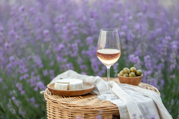 Una Copa Vino Blanco Campo Lavanda Flores Violetas Fondo — Foto de Stock