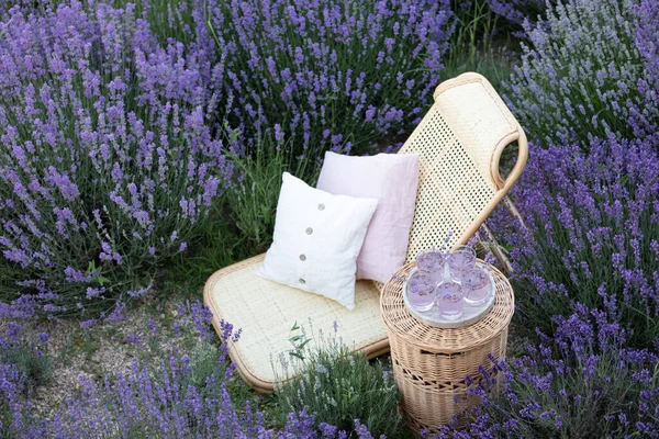 Lavanta tarlasında bir bardak limonata. Arka planda mor çiçekler