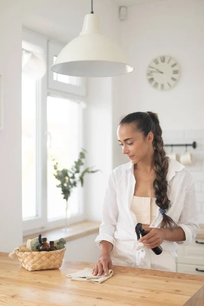 Jonge Vrouw Reinigt Keuken Met Eco Producten — Stockfoto