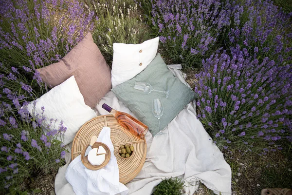 Picknick Bij Zonsondergang Het Lavendelveld Wijn Kaas — Stockfoto