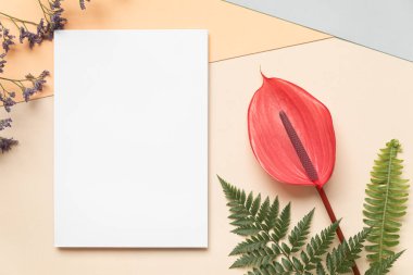 Yazın düzenlenmiş düğün masaüstü kırtasiyesi modeli. Boş bir tebrik ve davetiye kartı. Boş alanlı yeşil tropikal yapraklar