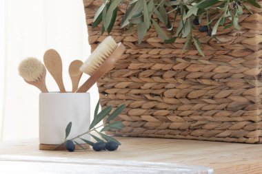 İskandinav mutfağının içi. Tahta bir masanın yüzeyi