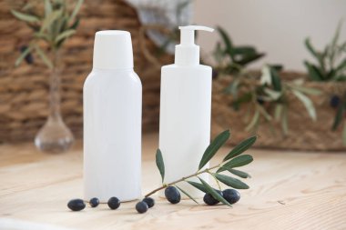 İskandinav mutfağının içi. Tahta bir masanın yüzeyi