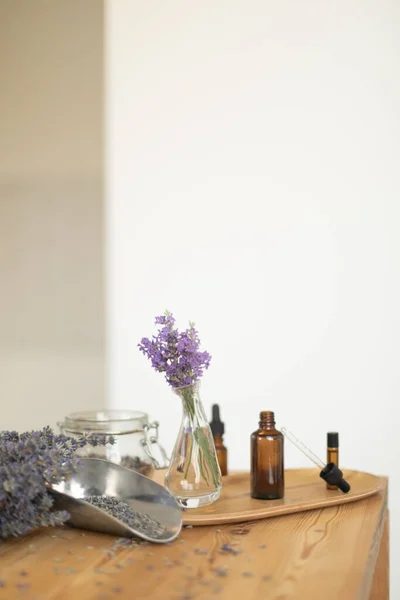 Etherische Oliën Van Lavendel Een Glazen Donkere Fles Het Meisje — Stockfoto