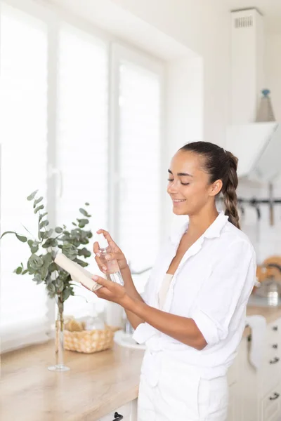 Jonge Vrouw Reinigt Keuken Met Eco Producten — Stockfoto