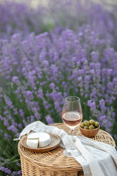 Glass White Wine Lavender Field Violet Flowers Background — Stock Photo, Image