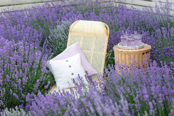 Ett Glas Lemonad Ett Lavendelfält Violetta Blommor Bakgrunden — Stockfoto