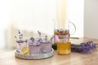 Bal ve lavanta buketleri. Virüs tedavisi konsepti. Tahta masa.