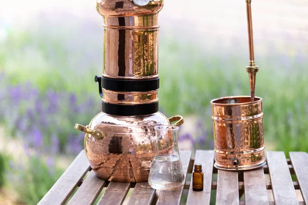 Destilación Aceite Esencial Lavanda Hidrolato Alambic Cobre Para Campo Floración —  Fotos de Stock