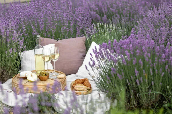 Ett Glas Vitt Vin Ett Lavendelfält Violetta Blommor Bakgrunden — Stockfoto