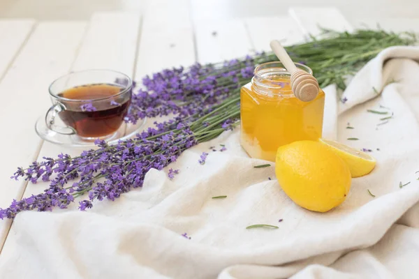 Honung Och Lavendel Buketter Begreppet Virusbehandling Träbord — Stockfoto