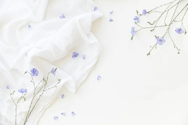 Blühende Flachsblüten Auf Weißem Hintergrund Auf Hellen Textilien — Stockfoto