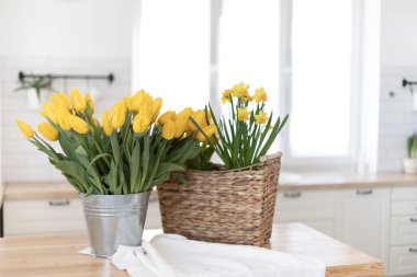 Mutfağın içinde bir buket taze lale var.