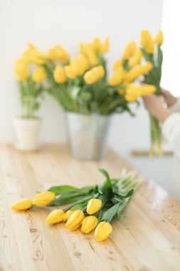 Çiçekçi güzel bir buket lale yapar.