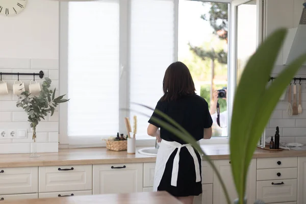 Vrouw Die Afwas Met Wasmiddel Keuken Eco Borstel Met Schuim — Stockfoto