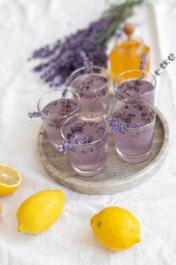 Bal ve lavanta buketleri. Virüs tedavisi konsepti. Tahta masa.