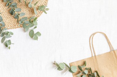 Canlı arkaplanda tropikal yapraklar. Düzleştirilmiş yaz kompozisyonu.