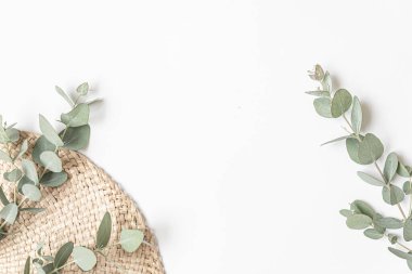 Canlı arkaplanda tropikal yapraklar. Düzleştirilmiş yaz kompozisyonu.