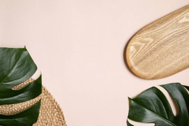 Canlı arkaplanda tropikal yapraklar. Düzleştirilmiş yaz kompozisyonu.