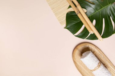 Canlı arkaplanda tropikal yapraklar. Düzleştirilmiş yaz kompozisyonu.