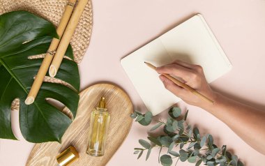 Tropik çalışma alanı konsepti. Not defteri ve tropik palmiye yaprakları. Model sunum çalışma yeri