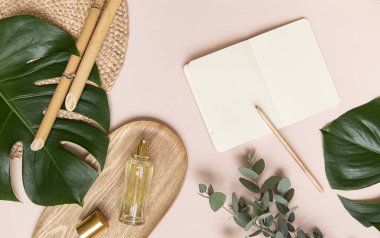 Tropik çalışma alanı konsepti. Not defteri ve tropik palmiye yaprakları. Model sunum çalışma yeri