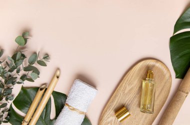 Canlı arkaplanda tropikal yapraklar. Düzleştirilmiş yaz kompozisyonu.