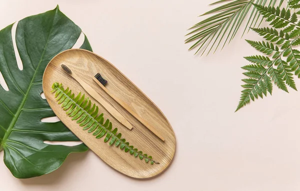 Escova Dentes Bambu Uma Mesa Com Espaço Cópia Contexto Rosa — Fotografia de Stock