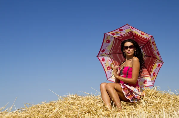 우산 아래 호 밀에서 세련 된 여자 — 스톡 사진