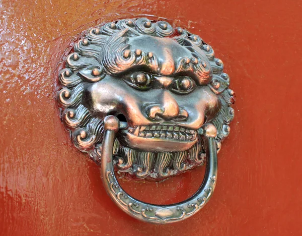 Totem sur la porte de la tradition chinoise — Photo