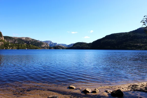 Jezero, pobřeží a hory — Stock fotografie