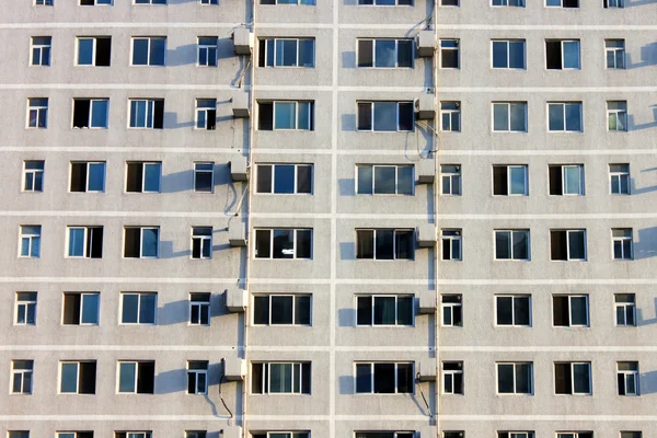 Edifício com um monte de janelas — Fotografia de Stock