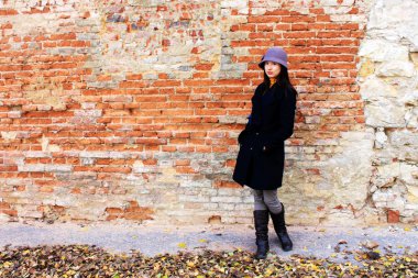 tuğla duvar ile kız