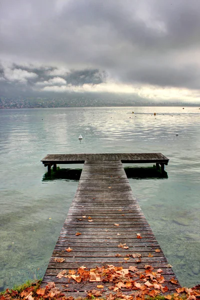 Pier in lake annecy, Francia — Foto Stock