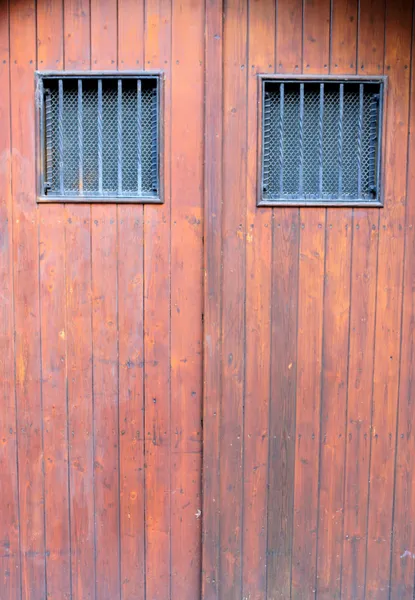 Dřevěné dveře s oknem, železo — Stock fotografie