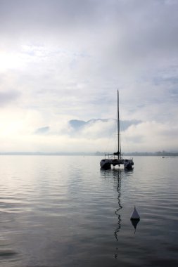 sabah erkenden lake annecy içinde