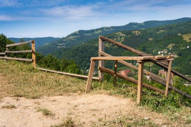 Dağlardaki ahşap çitler