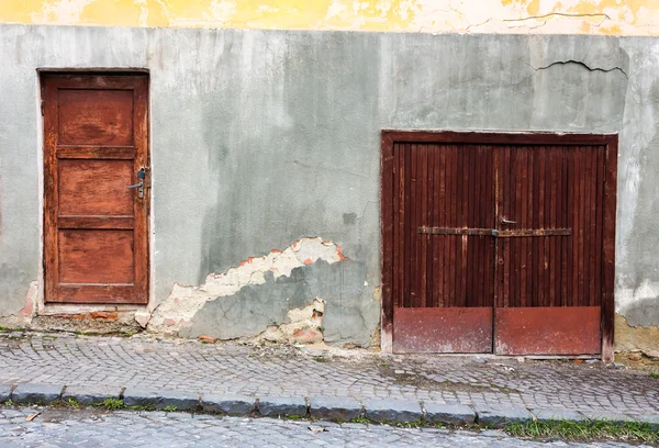 Duas portas na parede velha rachada — Fotografia de Stock