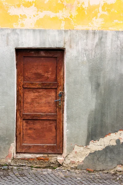 Drzwi na popękane ściany stare — Zdjęcie stockowe