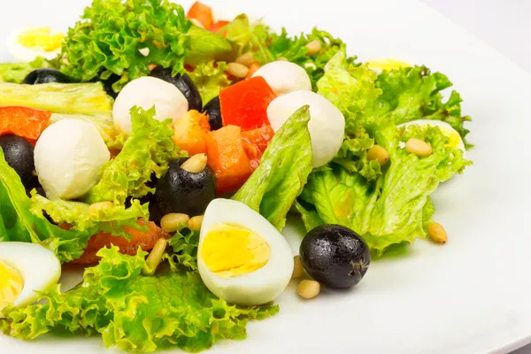 Insalata con uova di quaglia e pepe — Foto Stock