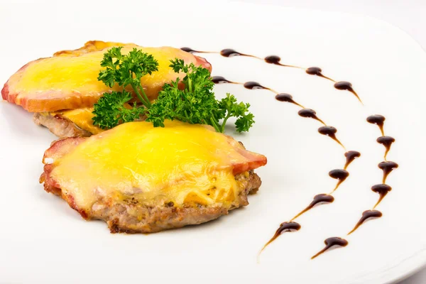 Fleischpastete mit Speck und geschmolzenem Käse — Stockfoto