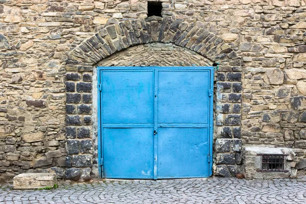 Parede de pedra com porta azul — Fotografia de Stock