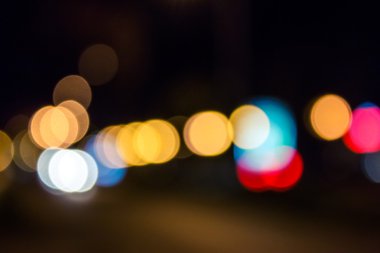 Geceleri sokak ışıkları kırmızı ve mavi bulanıklık.