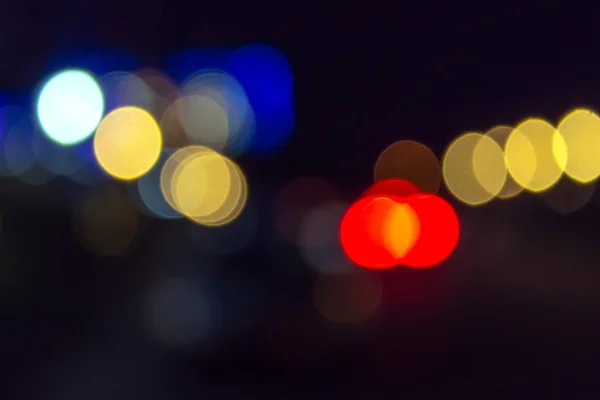 Geceleri sokak ışıkları kırmızı ve mavi bulanıklık. — Stok fotoğraf