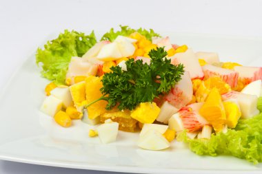 Yengeç sopa ile yumurta salatası