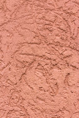 üzerinde pembe bir alçı süsleme