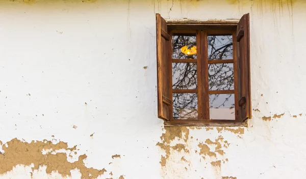 Janela de madeira na parede — Fotografia de Stock