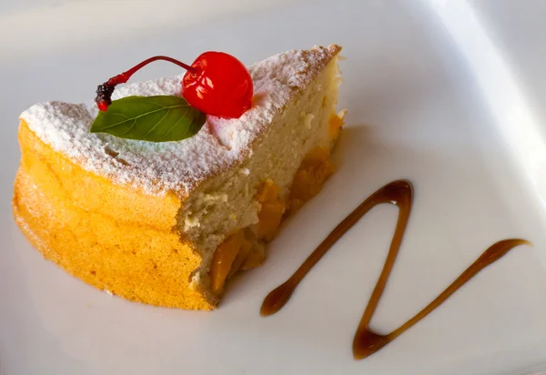 Biscoito doce com um damasco e cerejas — Fotografia de Stock