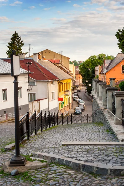 Кривые мощеные улицы старого города спускаются — стоковое фото